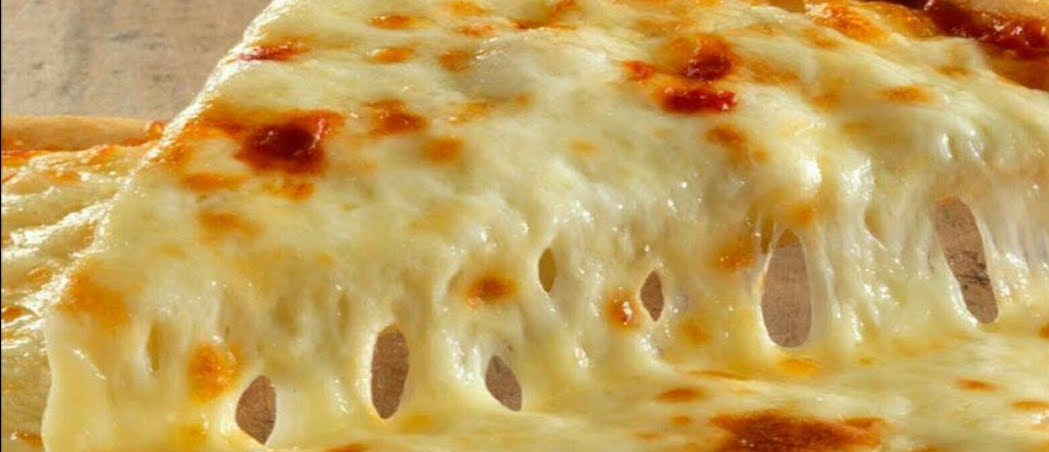 Pizza med ost och många kalorier.